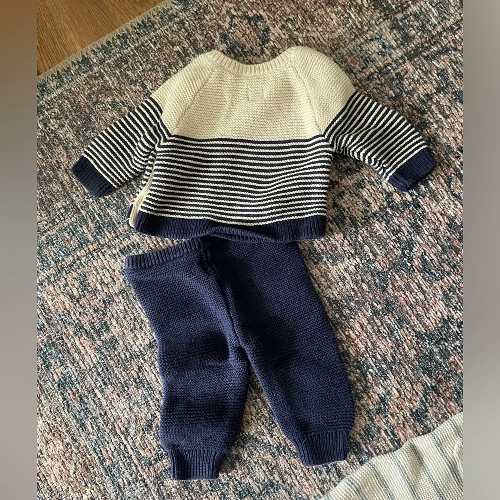 Baby gap bundle 0-3 month, 2 sweater outfits. EUC, so soft and warm.